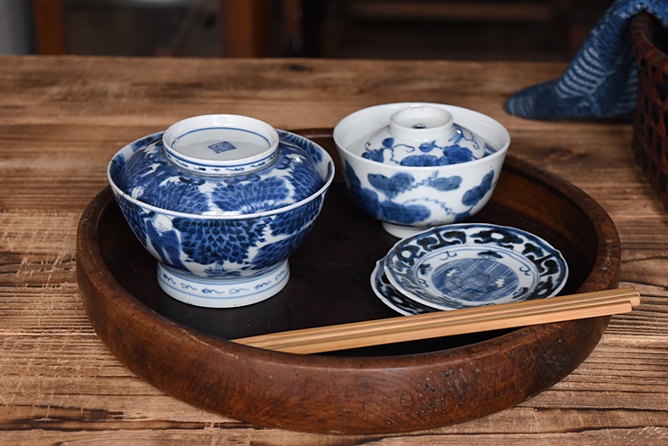 古伊万里　アンティーク　陶器　蓋つき茶碗　金の装飾　小振りサイズ