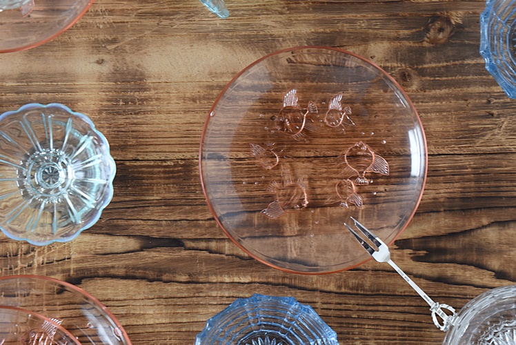 昭和レトロ テーブルを彩る 大きな編み込みガラスのお皿です アンティーク-