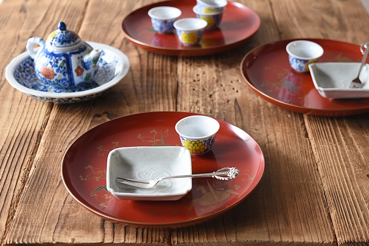 かわいい煎茶器セットと万能の白磁豆皿、折鶴唐草蒔絵菓子皿