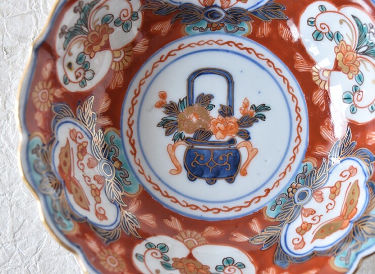 大聖寺伊万里 色絵 花籠 蝶々 輪花型膾皿 - 生活骨董と古布の 