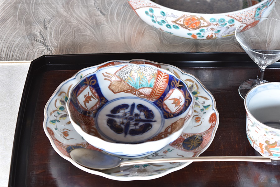 伊万里 色絵 扇面熨斗 桜と菖蒲 折り鶴 輪花型膾皿 - 生活骨董と古布の 