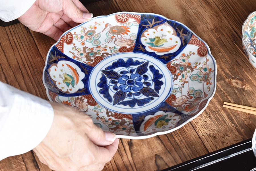 伊万里 色絵 梅に鶴亀 輪花型八寸皿 - 生活骨董と古布のアンティーク 