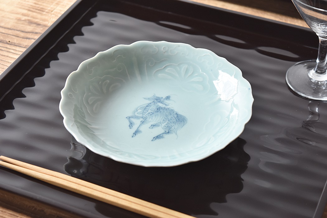 伊万里青磁 麒麟陽刻 輪花型5寸皿 - 生活骨董と古布のアンティーク
