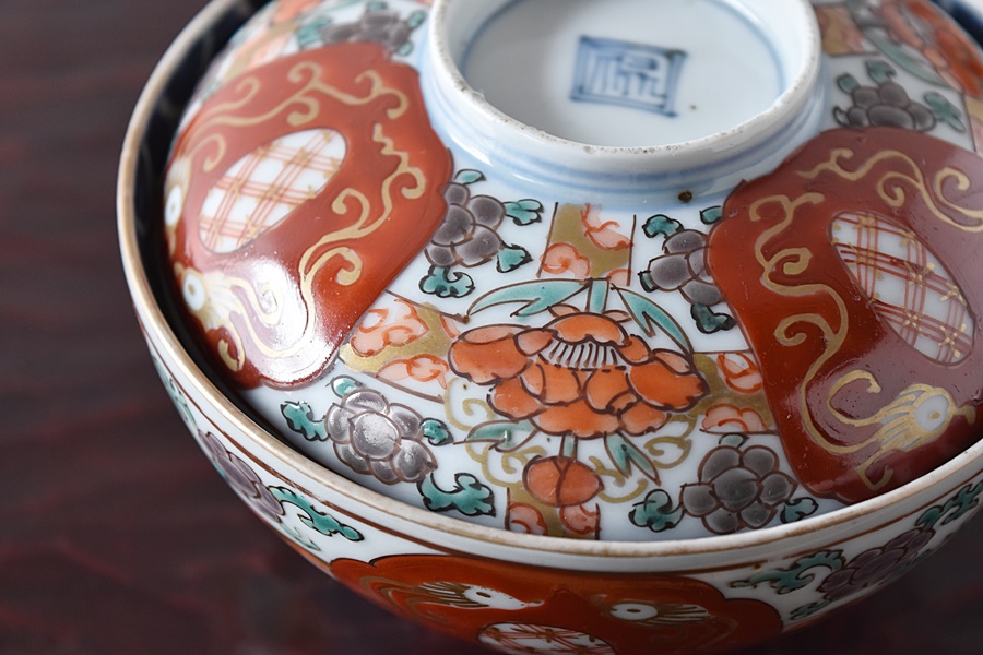 伊万里 赤絵 色絵 牡丹と龍 瓔珞模様 大振り蓋付茶碗 瓔珞文 - 生活 