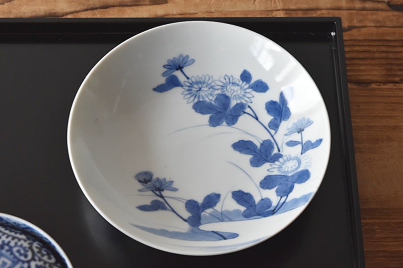 鍋島　古美術　古道具　骨董品　櫛目高台 鍋島焼 染付 菊秋草模様 櫛高台 皿 - 生活骨董と古布の