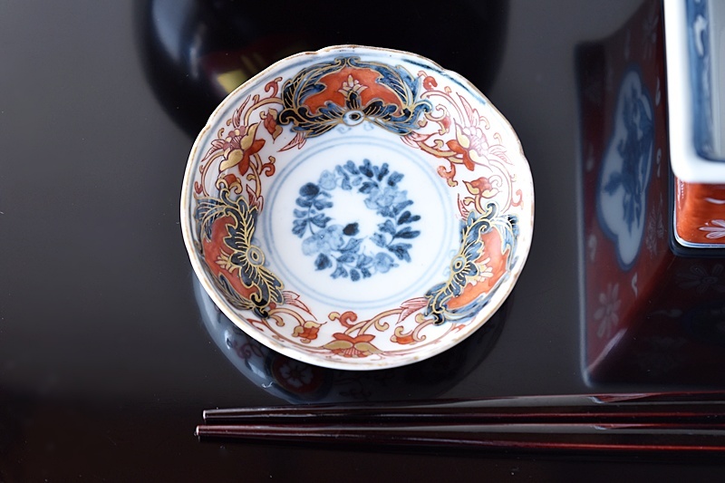 大聖寺伊万里 金襴手色絵 花と唐草模様 輪花形豆皿 小皿 ブルーと赤