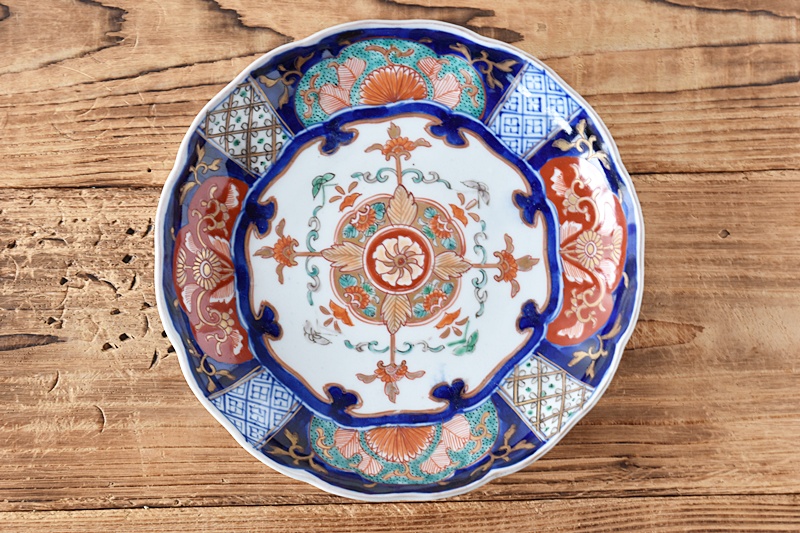 伊万里 色絵 草花蝶々 輪花形 七寸皿 - 生活骨董と古布のアンティーク