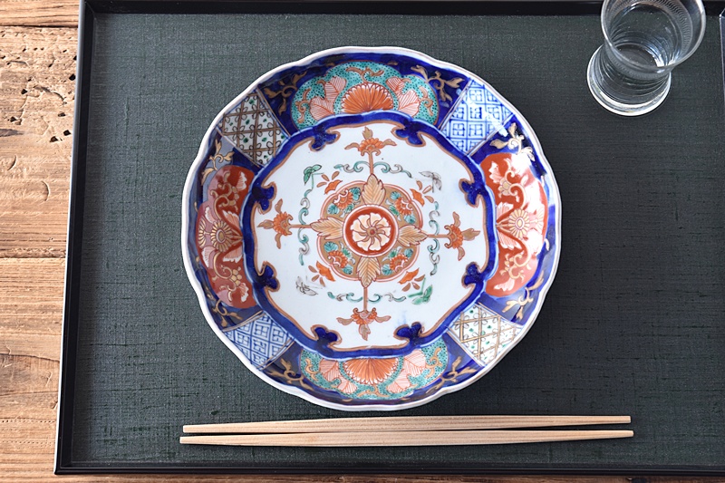 伊万里 色絵 草花蝶々 輪花形 七寸皿 - 生活骨董と古布のアンティーク