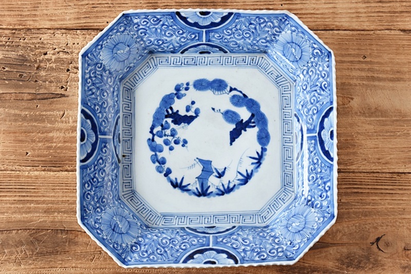 古伊万里 染付 線描き 花と唐草松竹梅 イゲ型四方皿 - 生活骨董と古布