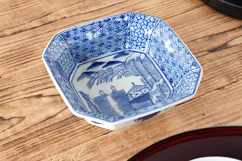 伊万里 線描き 染付 海辺 帆掛舟 風景図 深鉢 1対 [B31314] 伊万里 染付 帆掛舟海浜風景画 四方鉢 - 生活骨董と古布のアンティーク